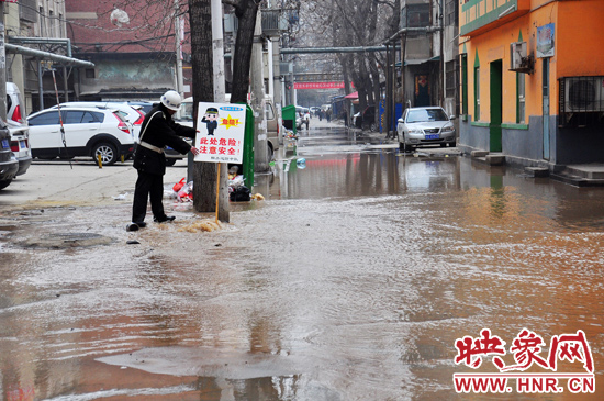 巡防隊(duì)員到了現(xiàn)場(chǎng)后，設(shè)置了警示牌，并勸阻小朋友進(jìn)入水中