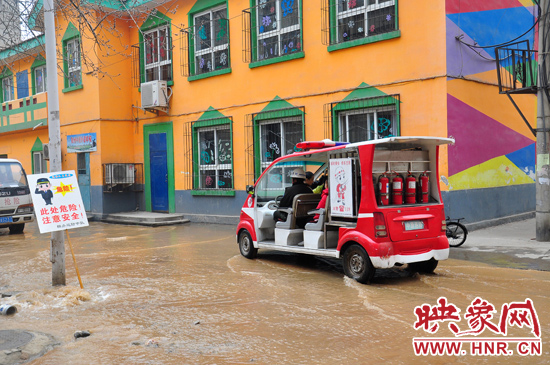 巡防隊(duì)員將巡消車開到對(duì)面，將上學(xué)的小朋友一個(gè)一個(gè)接上車，送出家屬院