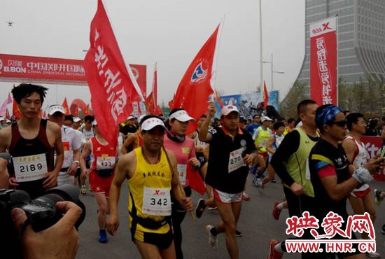 目前在鄭開(kāi)大道上，一場(chǎng)角逐正在展開(kāi)。