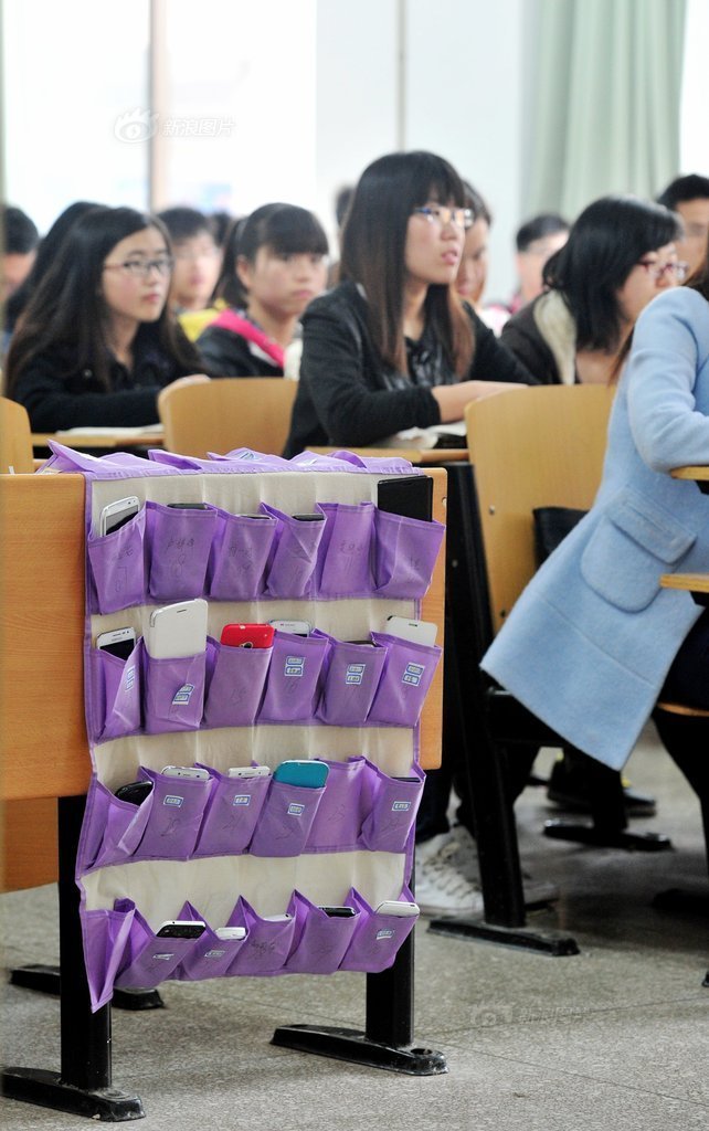 河南洛陽(yáng)一大學(xué)學(xué)生課前自覺(jué)上交手機(jī)