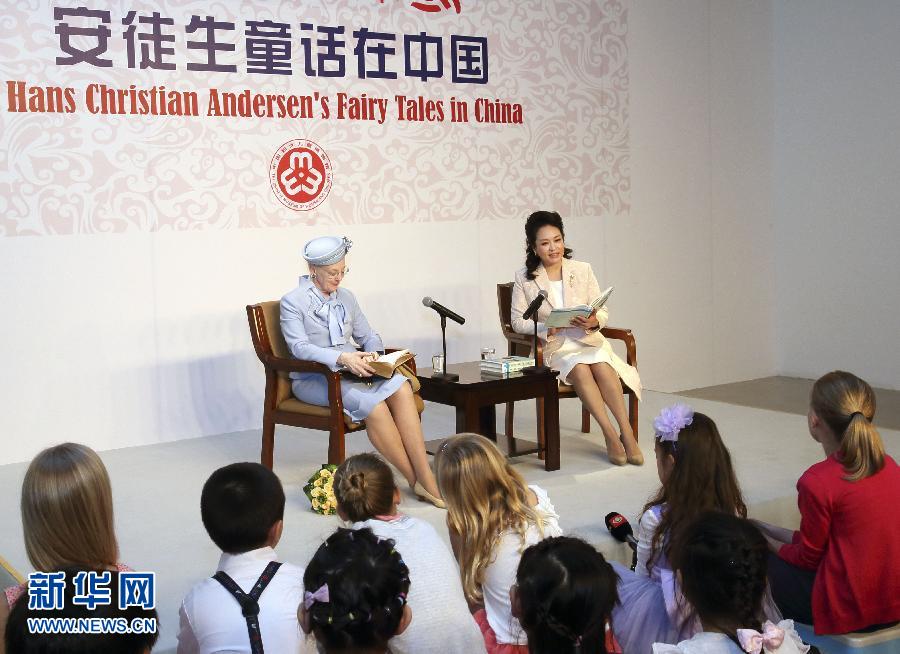 這是彭麗媛和瑪格麗特二世來到兩國孩子們當(dāng)中，為孩子們朗讀安徒生童話《丑小鴨》選段。