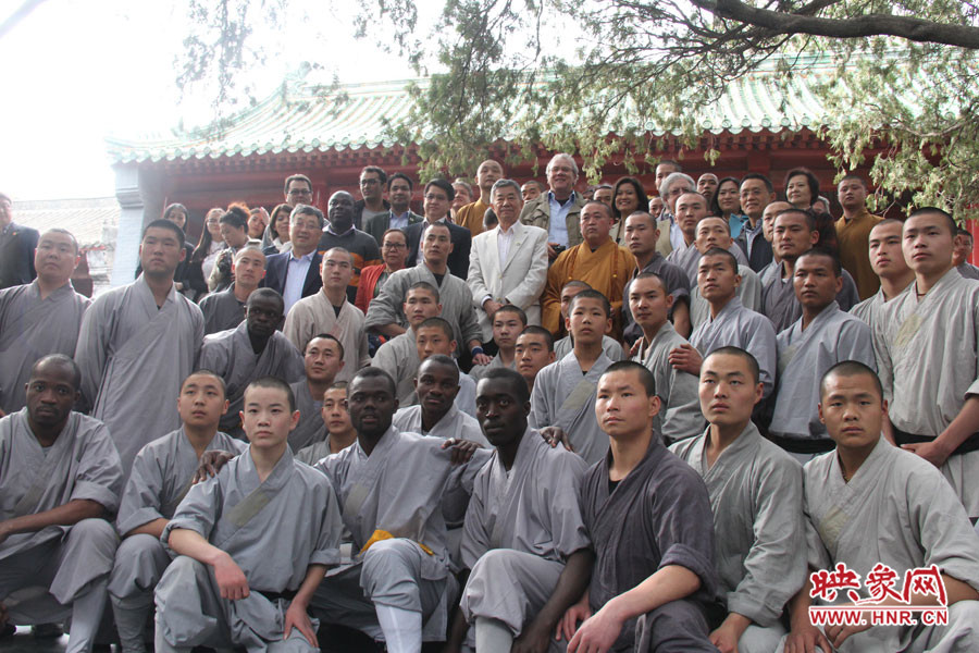 少林寺方丈、武僧與外交官留念