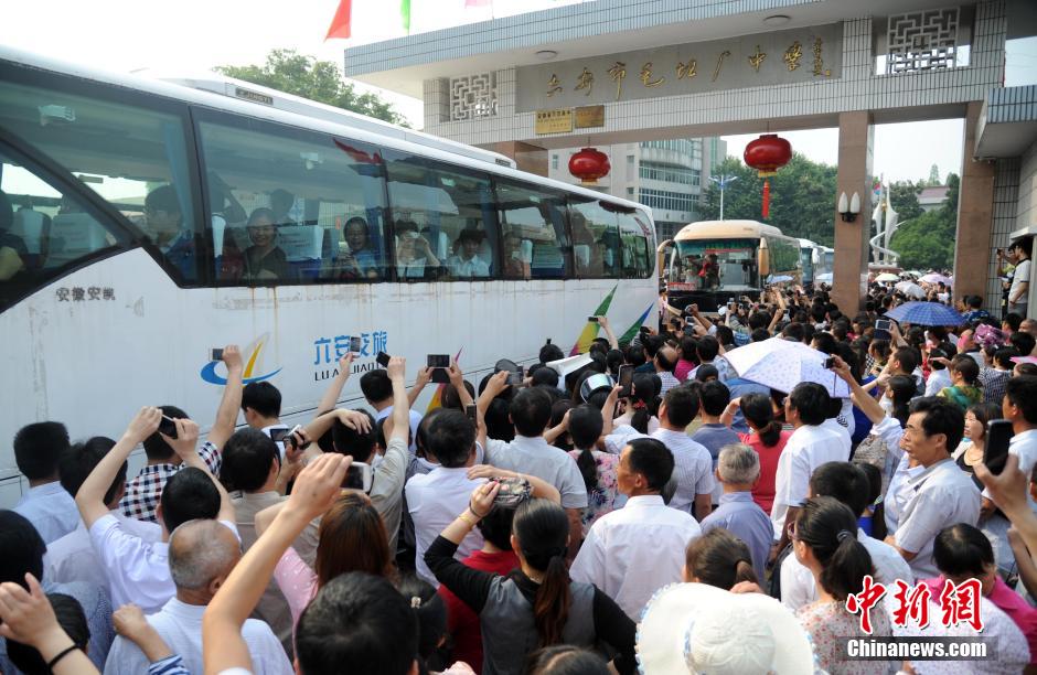 安徽毛坦廠(chǎng)中學(xué)考生趕考 萬(wàn)余民眾“十里相送”