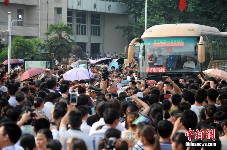 安徽毛坦廠(chǎng)中學(xué)考生趕考 萬(wàn)余民眾“十里相送”