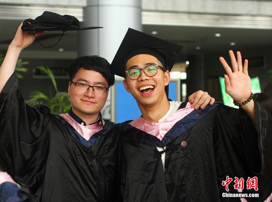 6月6日，浙江理工大學的畢業(yè)生們在校園中以賣萌、搞怪等獨具青春特色的方式告別大學生涯。中新社發(fā) 李晨