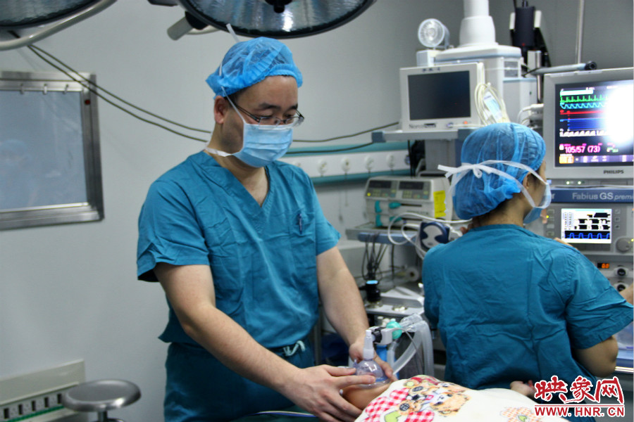 上午8點(diǎn)10分，小龍接受全身麻醉。