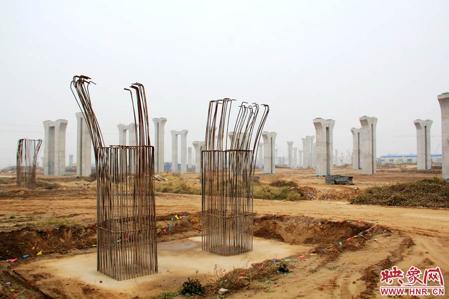 位于鄭州市南四環(huán)的京廣快速路南延工程已經(jīng)停工數(shù)月，現(xiàn)場幾百根橋墩已經(jīng)架起，場面甚是“震撼”。