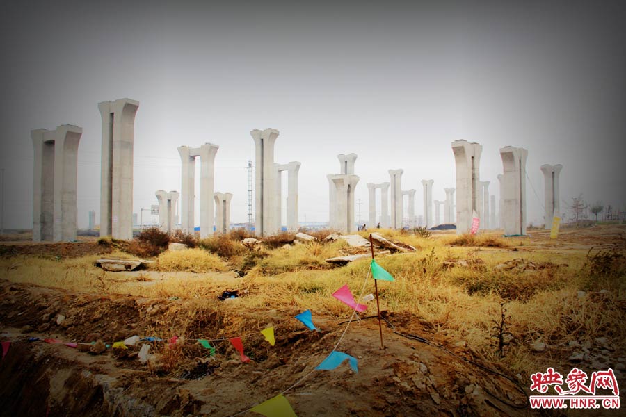 由于項目已經(jīng)停工數(shù)月，施工工地上很難見到工人，設(shè)備也很少，雜草叢生，顯得非?；臎?。