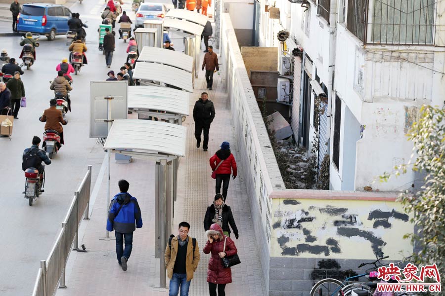 墻內扔著垃圾，墻面上涂滿了牛皮癬小廣告，異常顯眼。