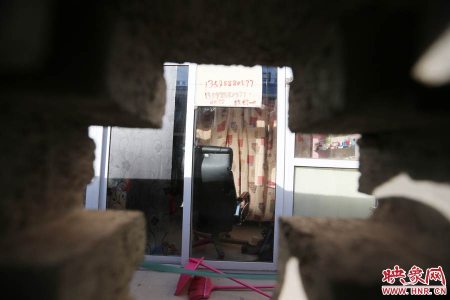 透過墻上的格子，可以看到里面的一切。