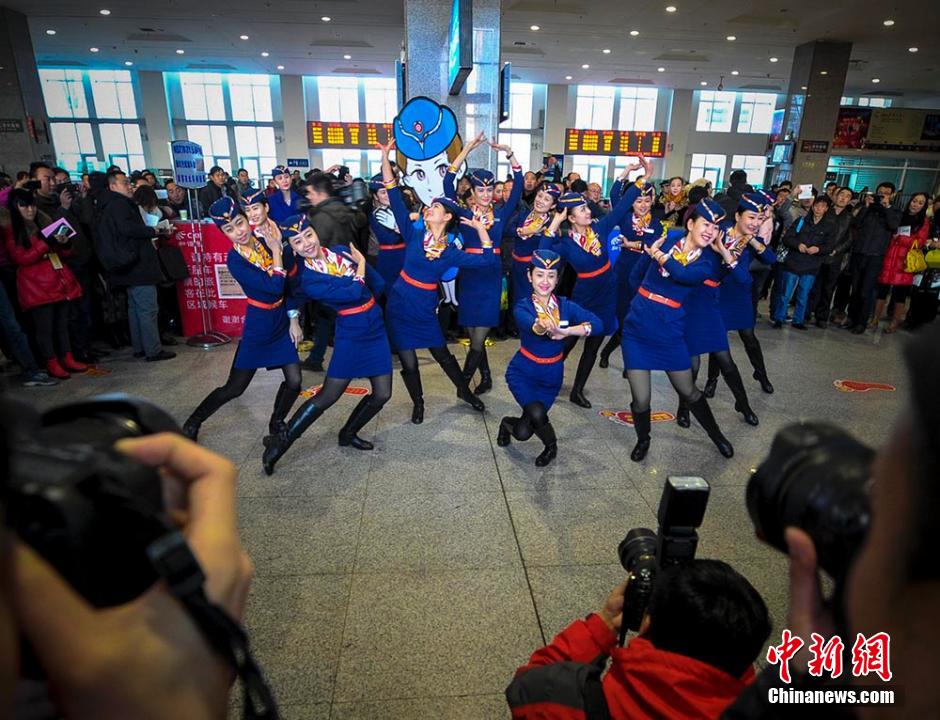 圖為D2702次列車13名乘務(wù)員在候車大廳內(nèi)玩起“快閃”。