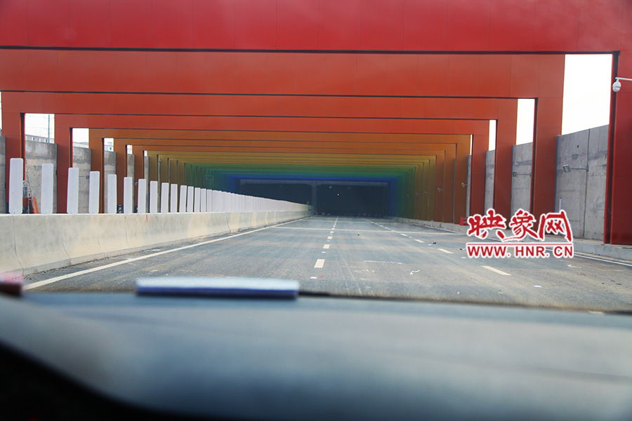 進(jìn)隧道時，由明到暗。