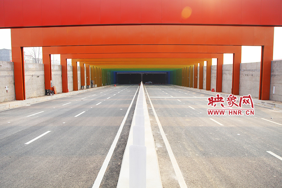 記者駕車體驗(yàn)。