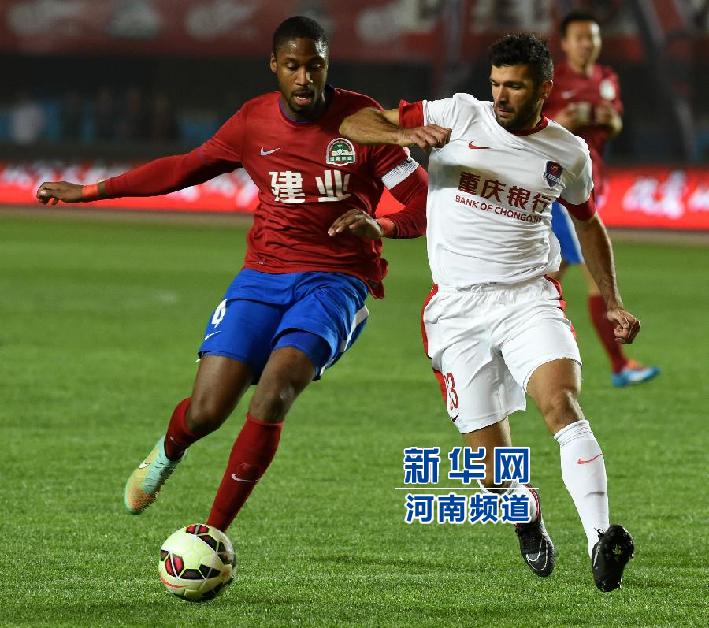 河南建業(yè)隊(duì)隊(duì)員戈麥斯（左）與重慶力帆隊(duì)隊(duì)員吉利奧蒂在比賽中拼搶。