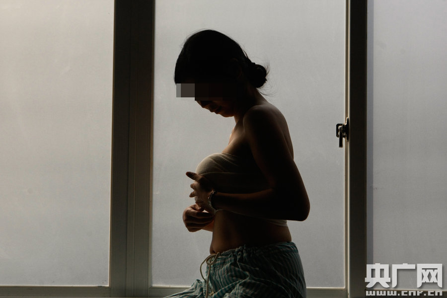 將挑戰(zhàn)國內最大的600cc隆胸假體，誓要成為“中國最胸辣媽”。