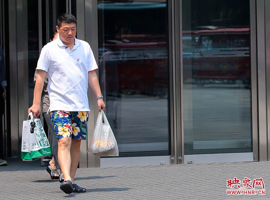 褲頭、T恤的裝束依然提前入夏