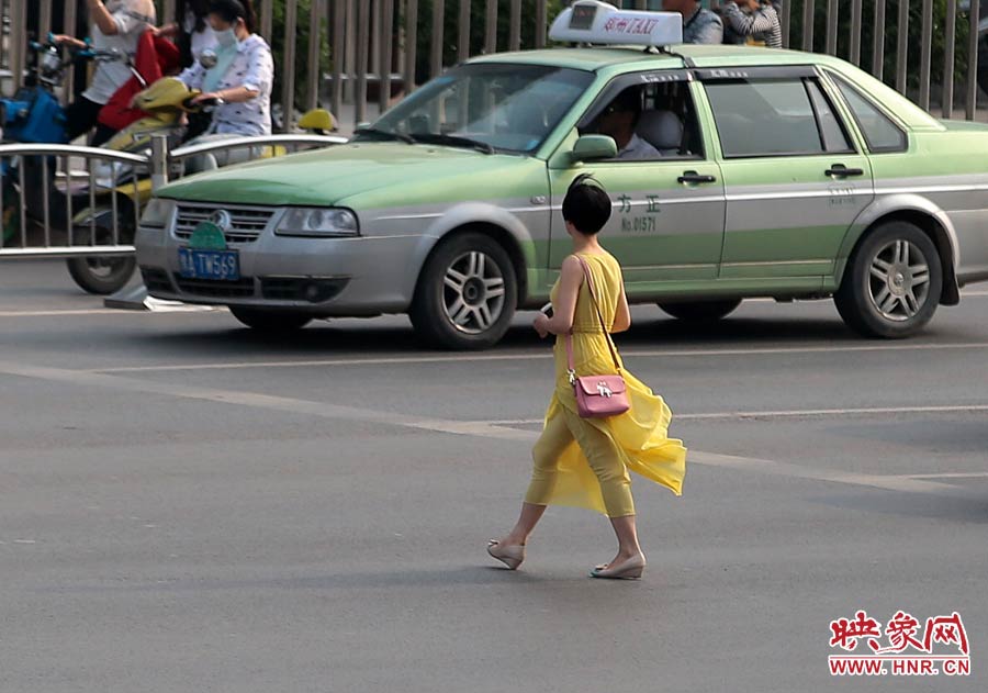 飄逸的長(zhǎng)裙，在街頭很吸引眼球
