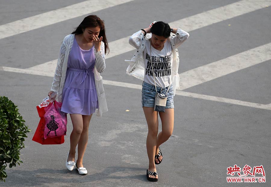 太熱了，還是把頭發(fā)扎起來