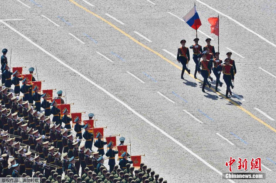 圖為俄羅斯國旗從受閱部隊前經(jīng)過。