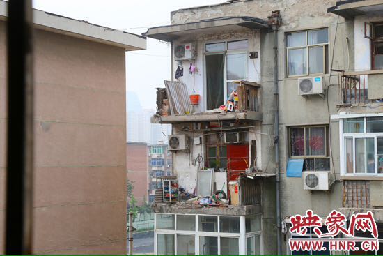 樓上多處陽(yáng)臺(tái)出現(xiàn)裂縫，隨時(shí)有掉落危險(xiǎn)