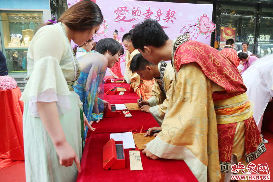 在“月老”的見證下，8名男子簽下代表真摯愛情的“賣身契”。