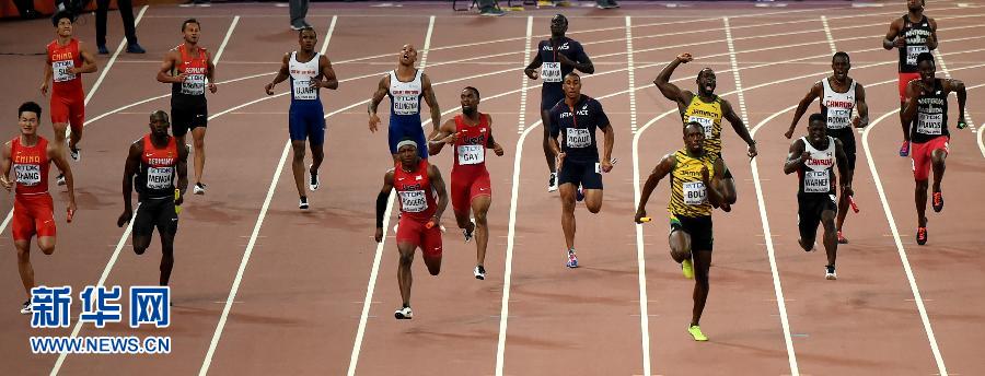 牙買(mǎi)加隊(duì)選手博爾特（前排右）在比賽中。