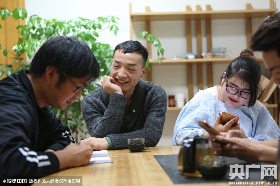 網(wǎng)絡(luò)紅人葉良辰現(xiàn)身浙江臺(tái)州，接受記者的專訪。