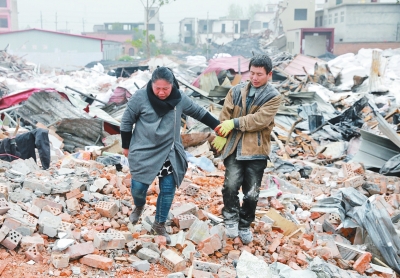 腳下是曾經(jīng)的公司，王琳夫婦內(nèi)心十分悲痛