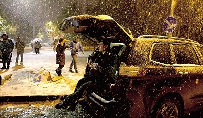 彈琴彈到手指都沒知覺了，還在一首又一首地唱。