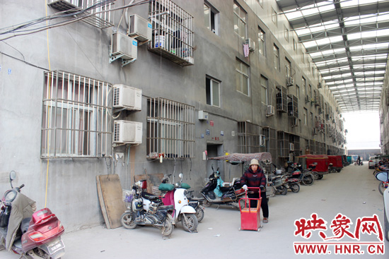 三棟居民樓沒有任何手續(xù)，沒有房產(chǎn)證，售價超級低。