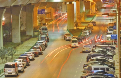 北三環(huán)橋下夜里成了停車場(chǎng)