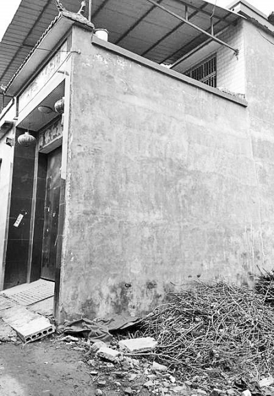 李曉陽跳下來的位置位于家里的二樓平臺上，距離地面五六米高。