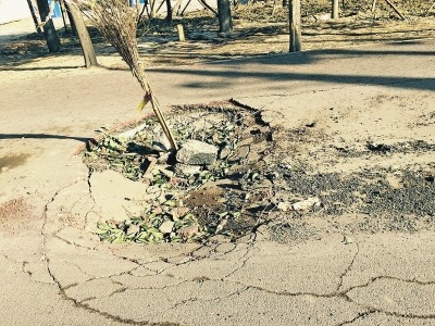 在路面正中間塌陷11平方米，最深處約半米深。