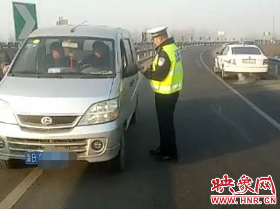 2月3日，一名男子因錯(cuò)過了路口不顧自身安全竟然在高速上逆行，被焦作高速交警逮個(gè)正著。