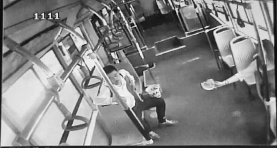 小情侶公交車上旁若無人吃西瓜，弄臟車廂環(huán)境引不滿。