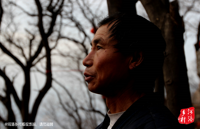 不過老崔對(duì)鄰居卻有著十分的不屑，平日里他們的生活，主要是自己種植的蔬菜和野菜，偶爾有山下香客的供奉。而鄰居卻經(jīng)常揀一些驢友丟棄的物品，飲料瓶，塑料紙，或者其它的物品。