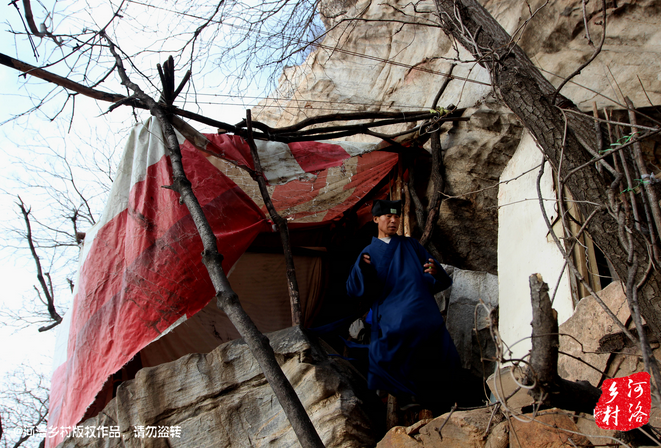 那個(gè)打斷老崔肋骨的道友搬走了，此刻半山腰只剩下老崔一個(gè)人，除了山下的香客，也只有偶爾登山的驢友路過。老崔一副面帶微笑的慈祥模樣，也贏得香客好感，有山下香客邀請(qǐng)他春節(jié)下山過年，老崔有些糾結(jié)，對(duì)于香客的邀請(qǐng)，是去還是不去呢？