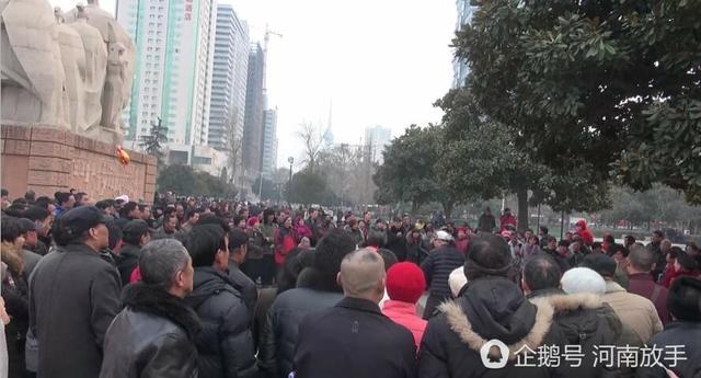 洛陽(yáng)大叔扮豬八戒 一個(gè)動(dòng)作令人臉紅