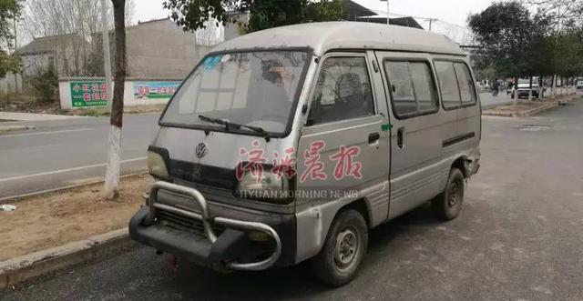 濟(jì)源街頭現(xiàn)“任性”面包車 過(guò)往路人大笑不止