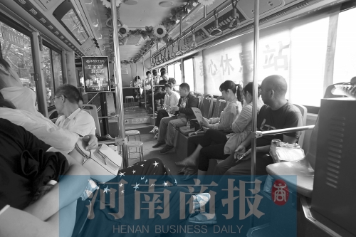 高考家長(zhǎng)坐公交“討彩頭” 網(wǎng)友提醒：“別坐985路” 為啥？