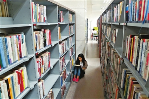 鄭州圖書館每天2萬(wàn)人來(lái)讀書 從早到晚座無(wú)虛席