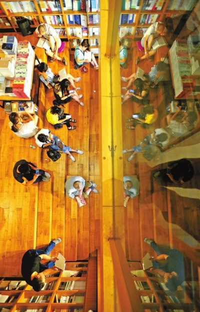 鄭州圖書館每天2萬(wàn)人來(lái)讀書 從早到晚座無(wú)虛席