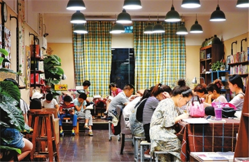 鄭州圖書館每天2萬(wàn)人來(lái)讀書 從早到晚座無(wú)虛席