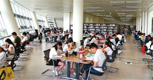 鄭州圖書館每天2萬(wàn)人來(lái)讀書 從早到晚座無(wú)虛席