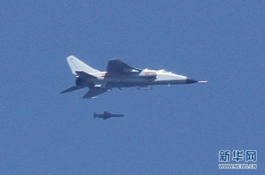 資料圖：中國飛豹戰(zhàn)機發(fā)射導(dǎo)彈，精確打擊海上目標(biāo)。