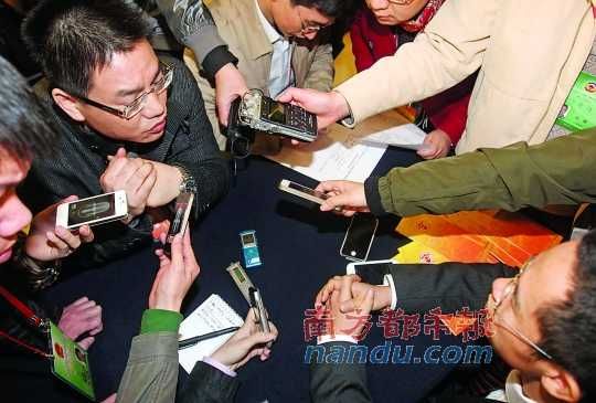 咨詢問(wèn)政會(huì)上，記者的錄音設(shè)備遍布臺(tái)面。南都記者 馮宙鋒 攝