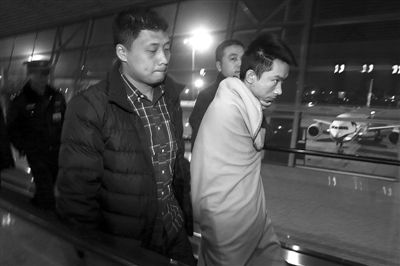 昨日，首都機(jī)場(chǎng)，跨國(guó)綁架勒索團(tuán)伙首犯中國(guó)籍男子奚某被押解回國(guó)。新京報(bào)記者 尹亞飛 攝