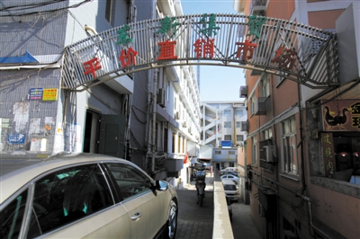 昨日，從事活禽宰殺的許某確認(rèn)為感染H7N9禽流感確診病例，其所工作的南京江寧區(qū)東新農(nóng)貿(mào)市場仍正常營業(yè)