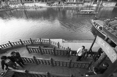 16日，湖南省長沙市，連日來，鳳凰景區(qū)游客稀少，商戶收入減少。