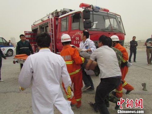 新疆吐和高速公路兩車(chē)相撞致3死1重傷（圖）